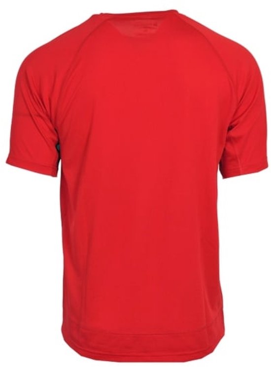 Achterkant van een rood herensportshirt met korte mouwen.