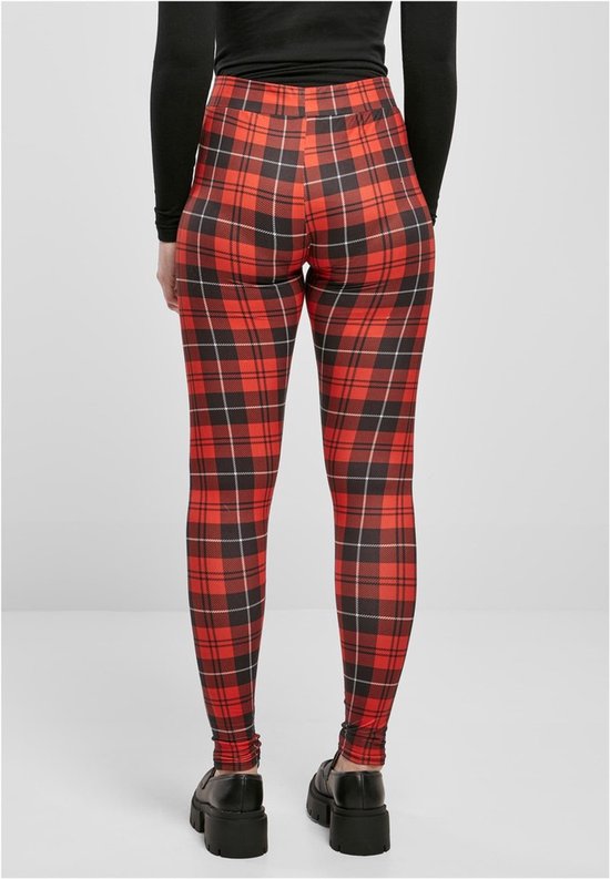 Legging met rode, zwarte en witte ruitjes, van achteren gezien.