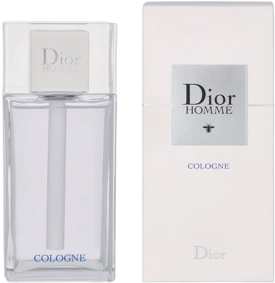 Dior Homme Cologne fles en witte verpakking. Zilveren dop, 'COLOGNE' in blauwe letters.