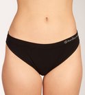 Zwarte Bamboo Basics slip, gedragen op een model.
