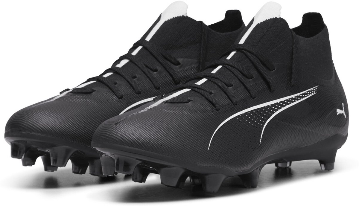 Puma Fußballschuhe Mid Ultra 5 Match+ FG/AG in zwart en wit, met SPEEDSYSTEM-buitenzool en FastTrax-stollendesign. Maat 44.