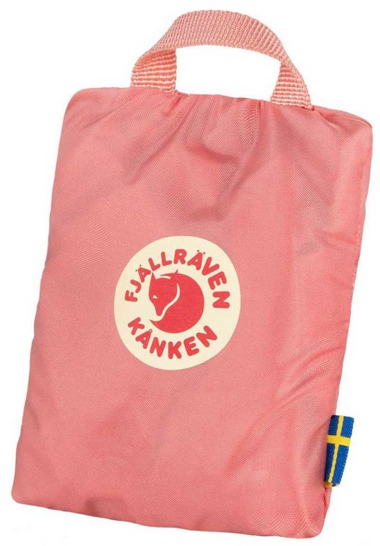 Roze Fjallraven Kånken regenhoes, opgevouwen met handvat.