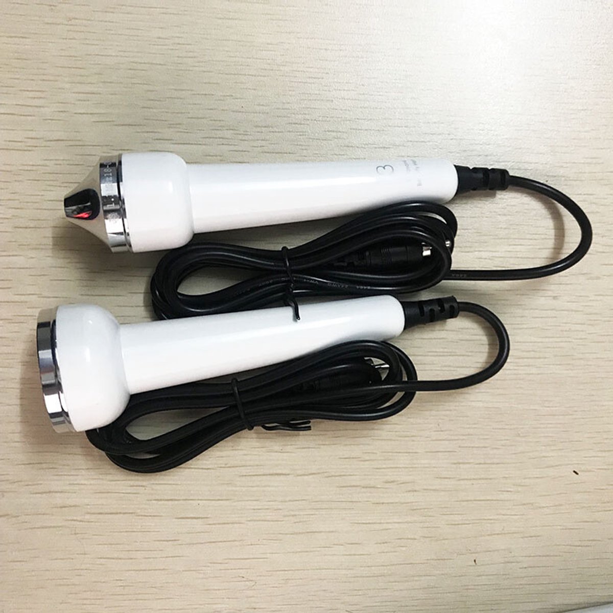 Ultrasoon schoonheidsapparaat met platte kop en puntige, universele accessoires - wit