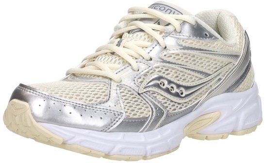 Vooraanzicht van een crèmekleurige Saucony sneaker met zilveren details en veters.