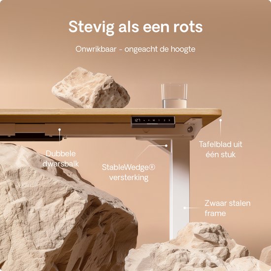 Massief eiken bureau met dubbele dwarsbalk en witte stalen frame, stabiel zoals een rots.