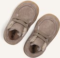 Taupe suède Shoesme schoentjes met bruine veters en witte teddy voering.
