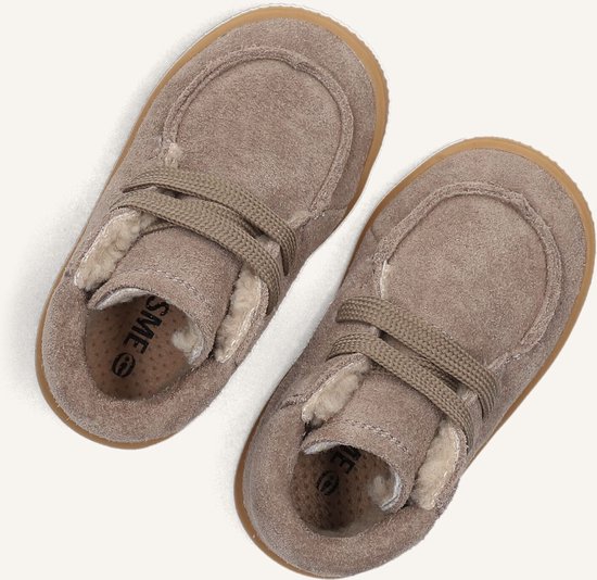 Taupe suède Shoesme schoentjes met bruine veters en witte teddy voering.