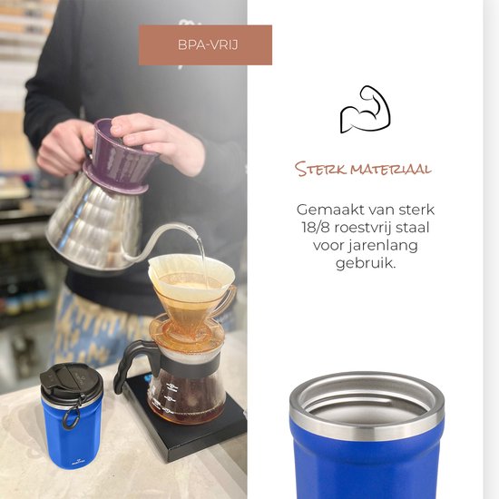 Blauwe Rubytec beker naast een koffiezetapparaat. Gemaakt van 18/8 RVS.