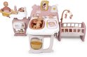 Roze en witte poppenverzorger met babybadje, commode met wasbak en wieg. Met babypop en accessoires.