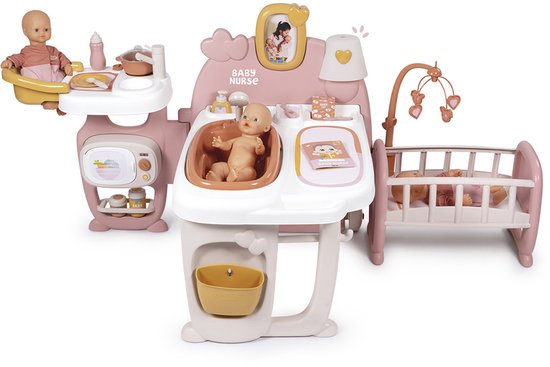 Roze en witte poppenverzorger met babybadje, commode met wasbak en wieg. Met babypop en accessoires.