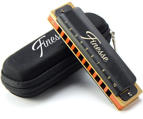 Zwarte Finesse mondharmonica met goudkleurige details, met oranje luchtopeningen. Inclusief zwarte hoes met 'Finesse' logo.