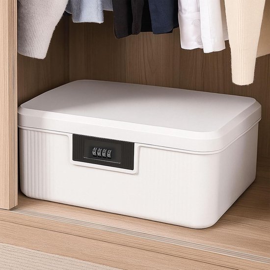 Off-white opbergbox met 4-cijferig cijferslot in een houten kledingkast, tussen kleding.