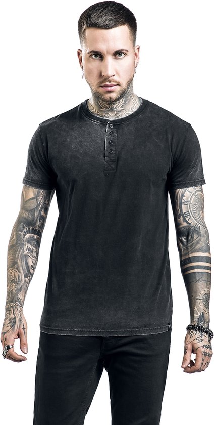 Man met tatoeages draagt het donkergrijze t-shirt met wash-effect. Korte mouwen, knopenlijst.