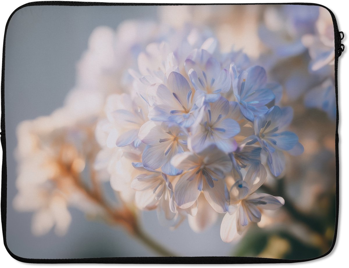 Laptophoes 17 inch - Bloemen - Lichtblauw - Wazig - Trosje - Laptop sleeve - Binnenmaat 41x28 cm - Zwarte achterkant