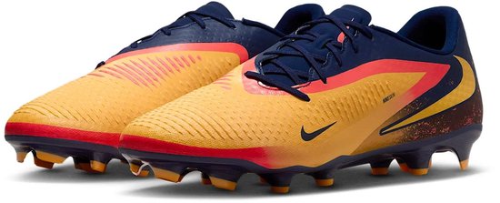 Gele Nike voetbalschoenen met donkerblauwe veters en rode en oranje accenten.
