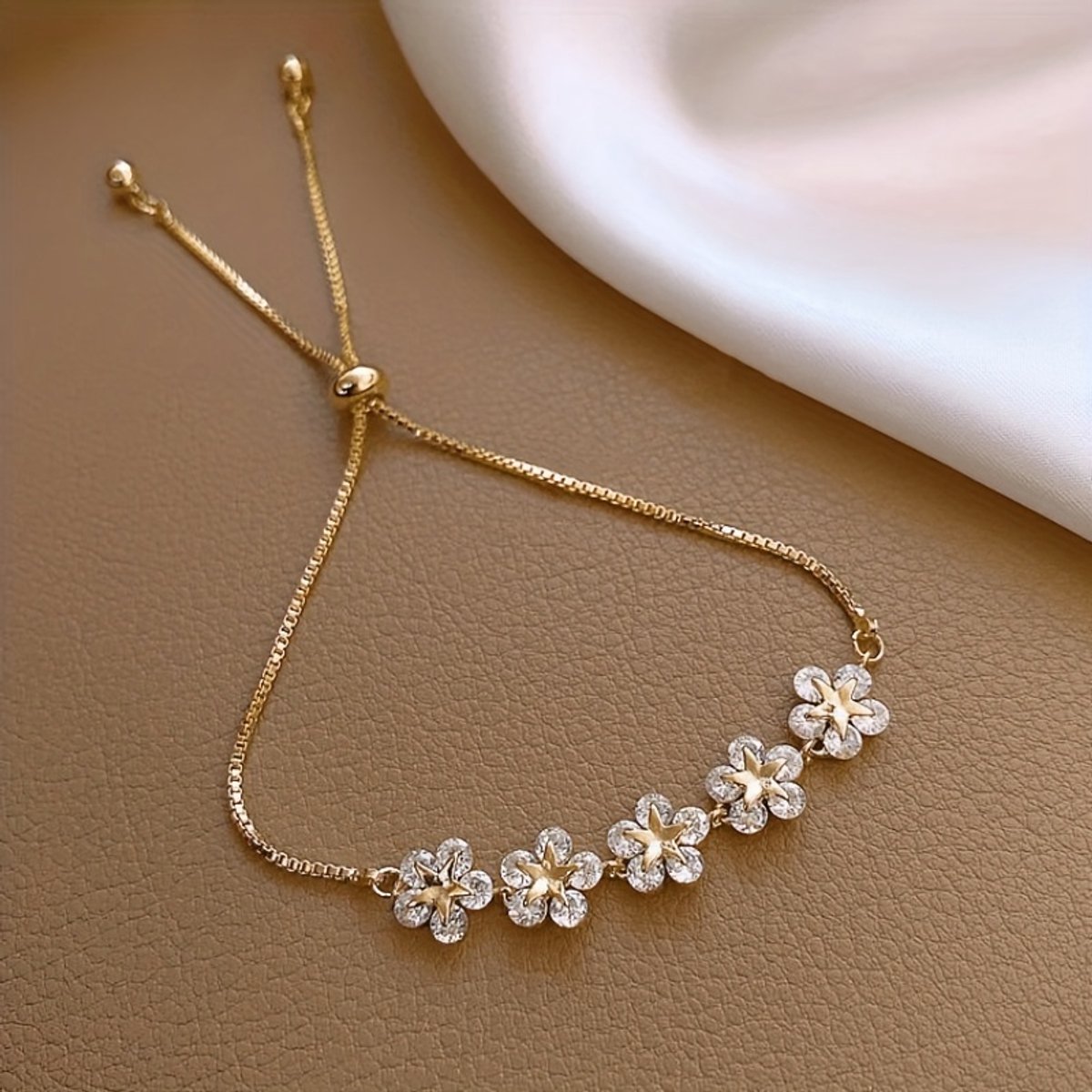 Sjika - Luxe Gouden Armband met Bloemen & Zirkonia – Verstelbaar – Perfect Cadeau voor Haar