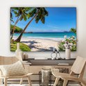 Une plage tropicale avec du sable blanc, des palmiers et une mer d'azur, décorée dans un salon.