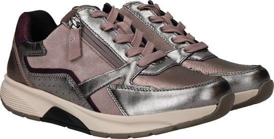 Paar zilverkleurige Gabor Rollingsoft sneakers met roze veters, rits en paarse accenten.