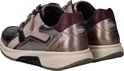 Achterkant van roze Gabor Rollingsoft sneakers met zilveren, grijze en bordeauxrode details.