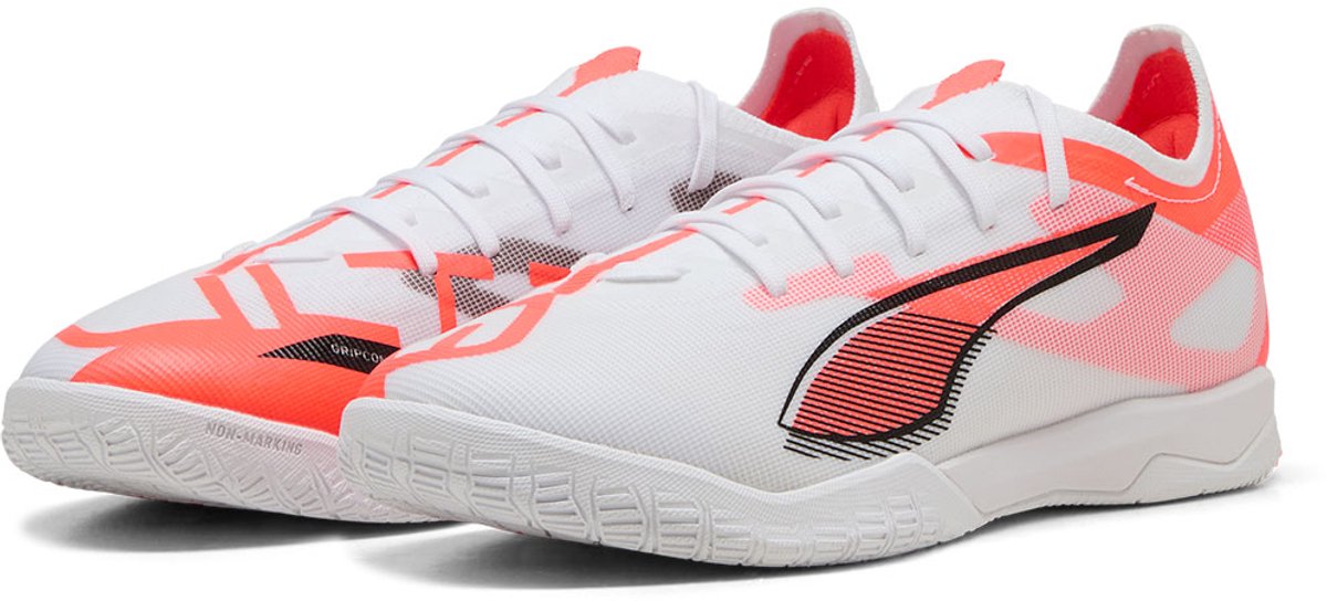 Puma Ultra 5 Match It Low voetbalschoenen in wit met oranje accenten, lichtgewicht mesh en non-marking rubberen zool.