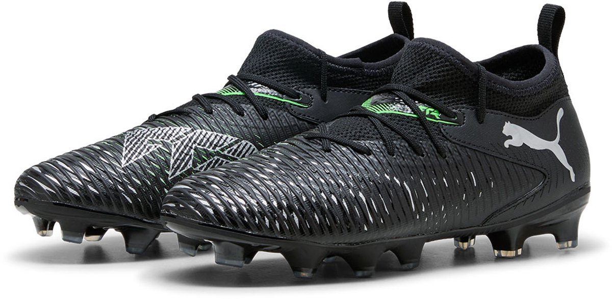 Puma FUTURE 8 MATCH voetbalschoenen in zwart met groene accenten, ontworpen voor grip en wendbaarheid op grasvelden.