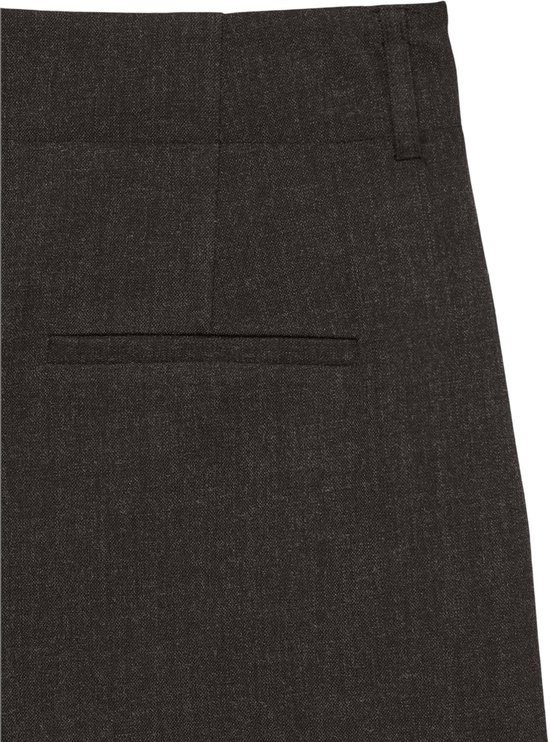 Een donkerbruine pantalon met wijde pijpen, close-up van de achterkant.
