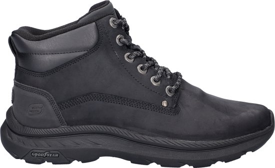 Zwarte heren veterboot van Skechers met veters en opgestikte details. Goodyear zool.