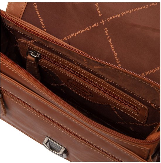 Open cognac leren tas van The Chesterfield Brand, met binnenvakken en logo op de voering.