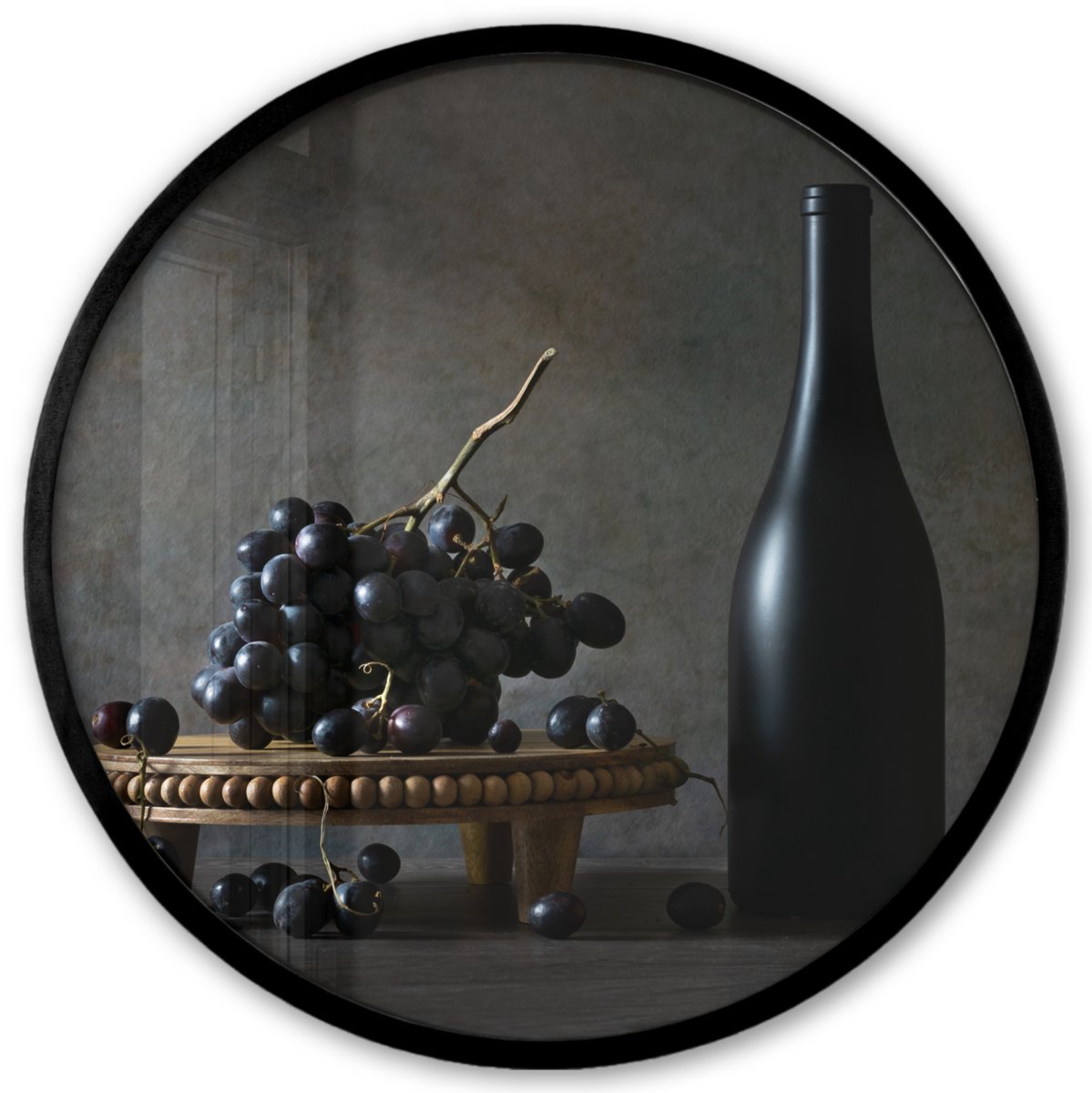 FrameYourWall Poster in lijst Rond - Fotolijst 40x40 cm - Posters - Stilleven - Zwart - Fles - Druiven - Ronde posterlijst zwart - Decoratie - Wanddecoratie woonkamer - Muurdecoratie slaapkamer Druiven - Fles