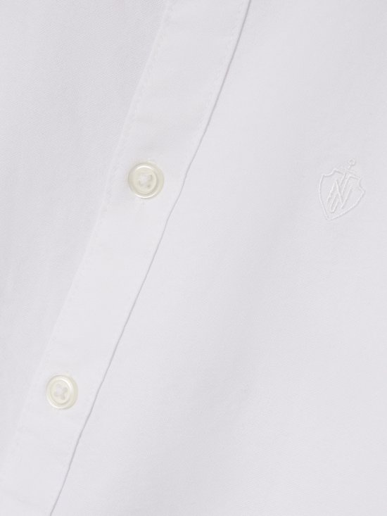 Witte katoenen overhemd met knopen en geborduurd logo.