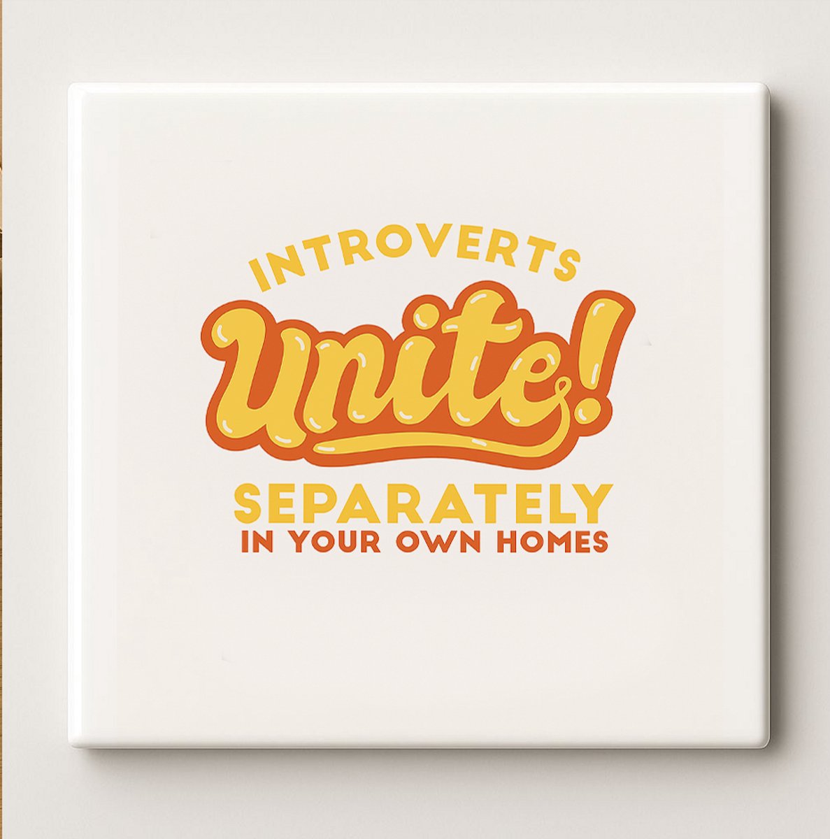 Nevolis Introverts Unite Tegel 15x15cm – Grappige Citaat Keramische Wandtegel, “Apart in je eigen huis”, Leuk Cadeau voor Introverten en Kantoor Decoratie Multi Color
