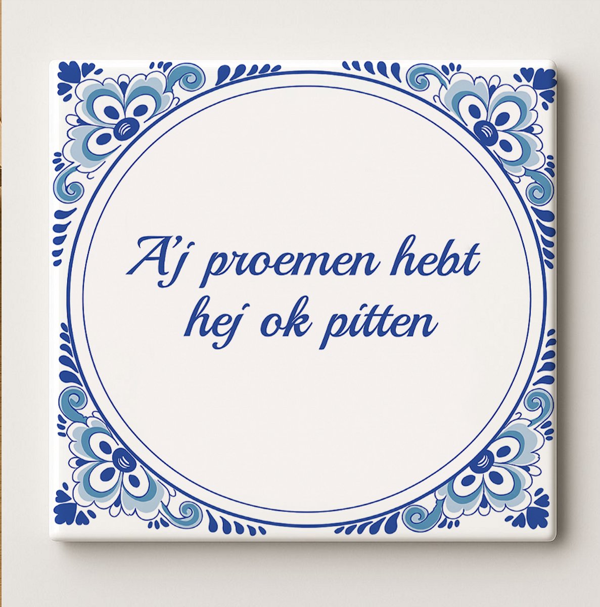 Nevolis Grappige Twentse Tegel 15x15cm – “A’j Proemen Hebt, Hej Ok Pitten” – Humoristische Delfts Blauwe Keramische Wanddecoratie – Origineel Streekcadeau Multi Color