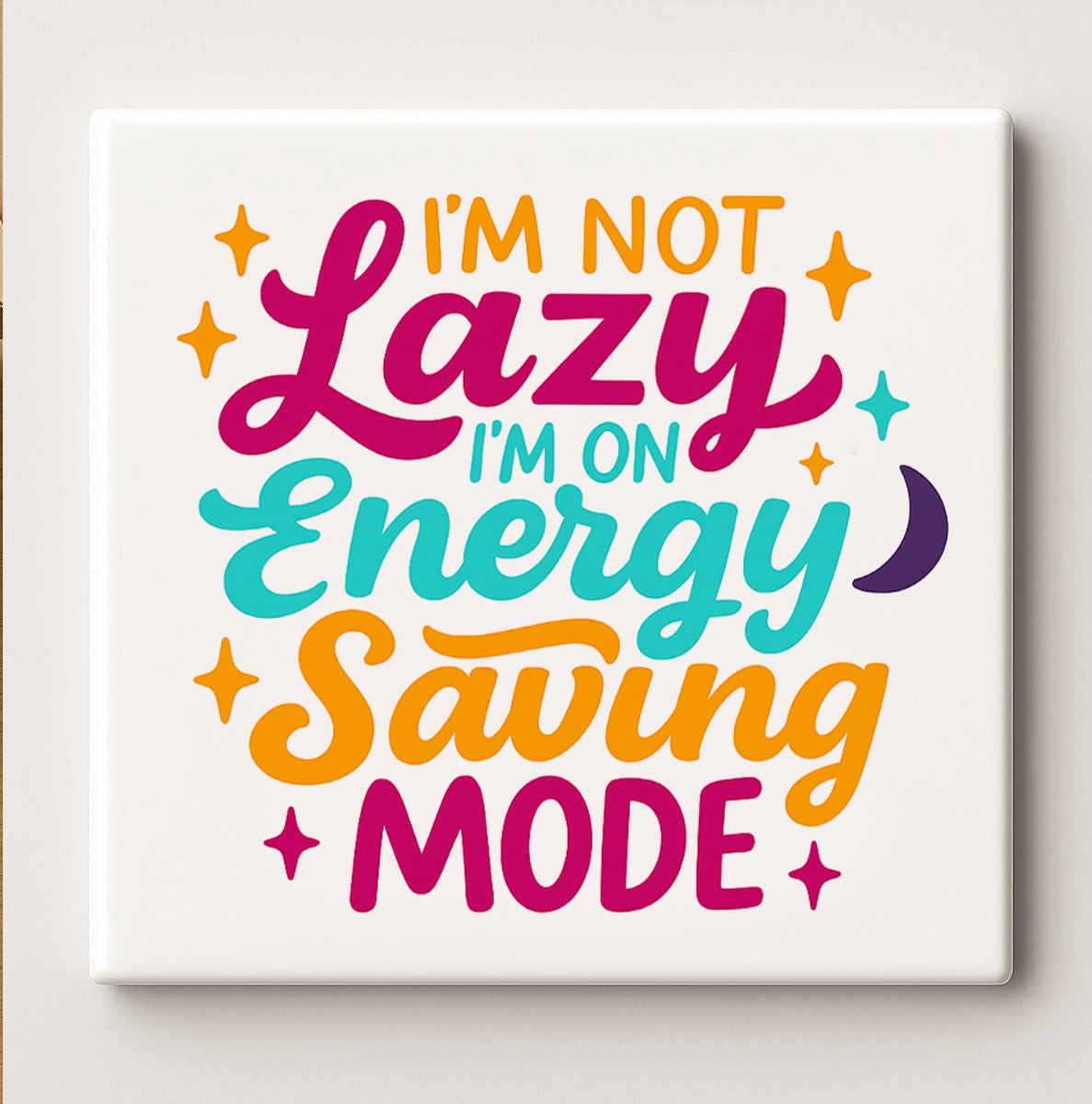 Nevolis Grappige Tegel “I’m Not Lazy, I’m on Energy Saving Mode” – 15x15cm Keramische Wanddecoratie – Humoristisch Huis & Kantoor Cadeau Decoratie Multi Color