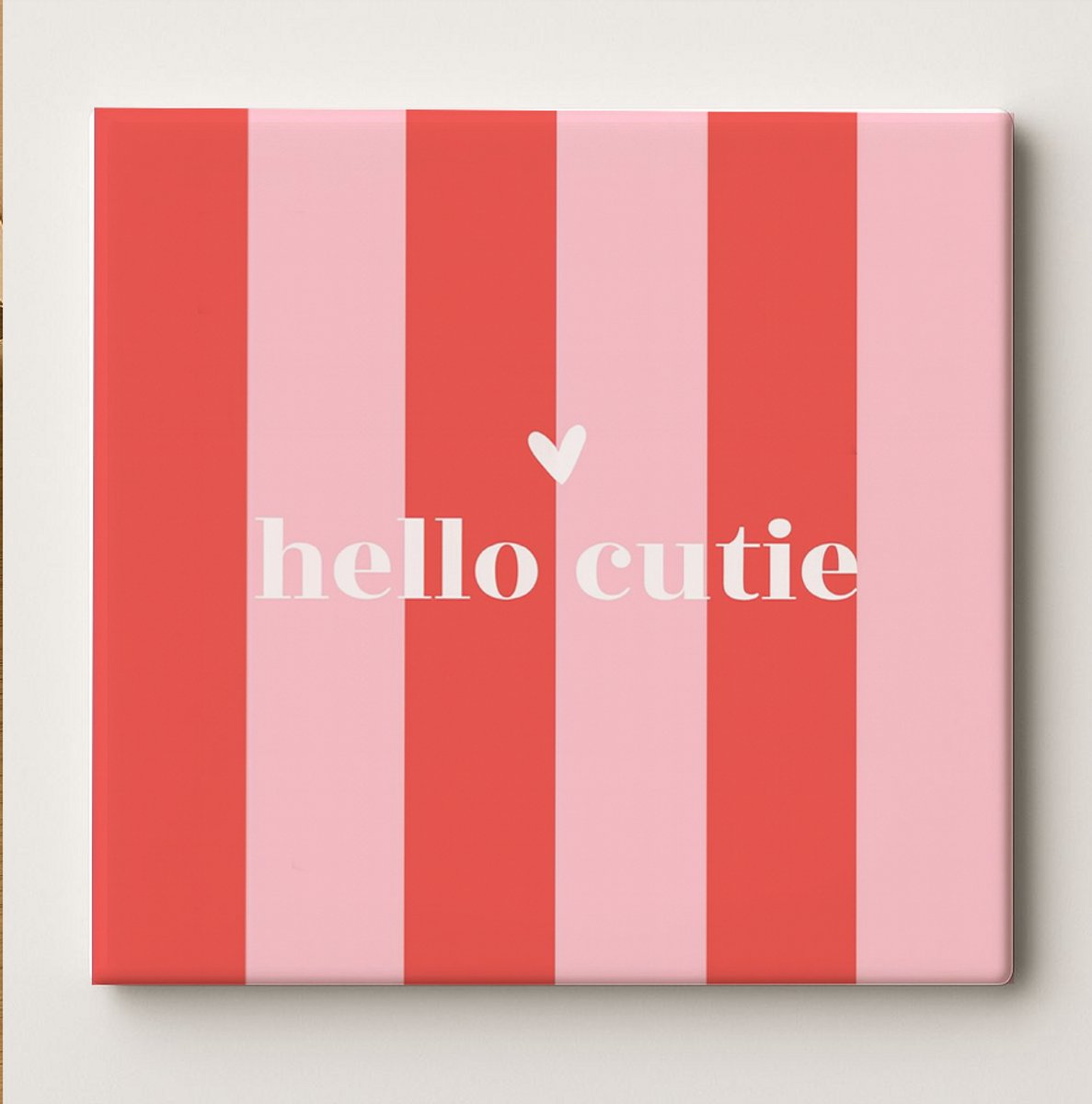 Keramische Kunsttegel 15x15cm – “Hello Cutie” Roze en Rood Gestreept Ontwerp – Schattige M