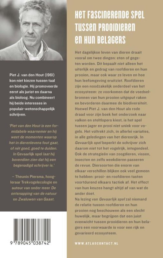 Achterkant van een boek met een portret van Piet J. van den Hout en tekst over zijn boek "Gevaarlijk spel".