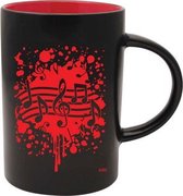 Koffiemok met rode explosie van muzieknoten