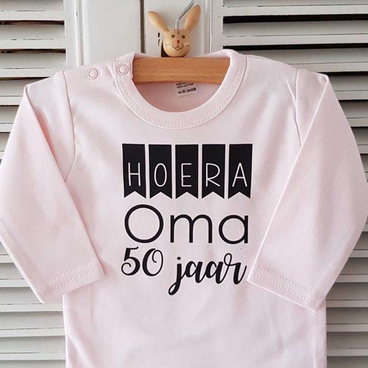 Baby Rompertje meisje tekst cadeau verjaardag liefste jarige oma lange mouw met tekst: Hoera leeftijd jaar roze  -Maat 62-68