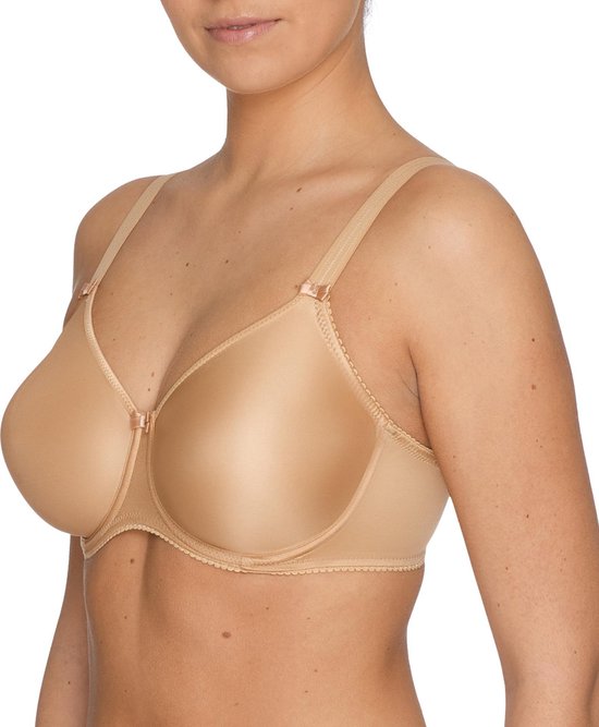 Een beige beugel-bh, gedragen op een model, met gladde cups en strikjes.