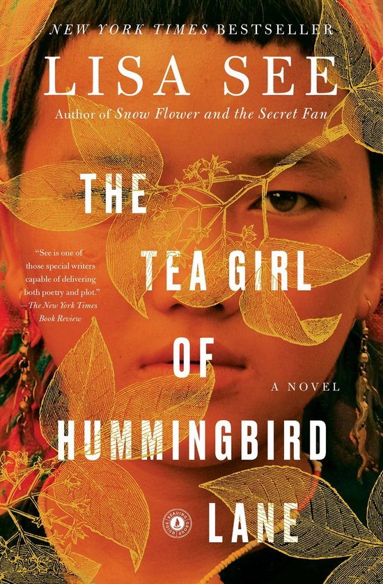 Boek "The Tea Girl of Hummingbird Lane" van Lisa See. Cover met een jonge vrouw, gele bladeren en gouden tekst.