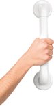 Hand pakt een witte badkamer handgreep met ribbelpatroon vast.