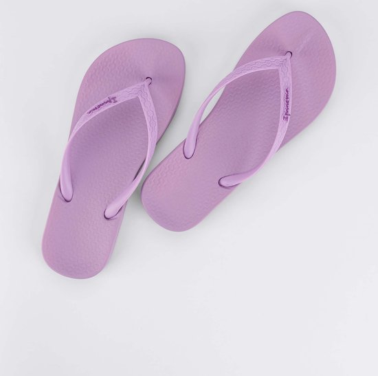 Paarse Ipanema teenslippers, schuin van bovenaf gezien, met reliëf en logo op de bandjes.