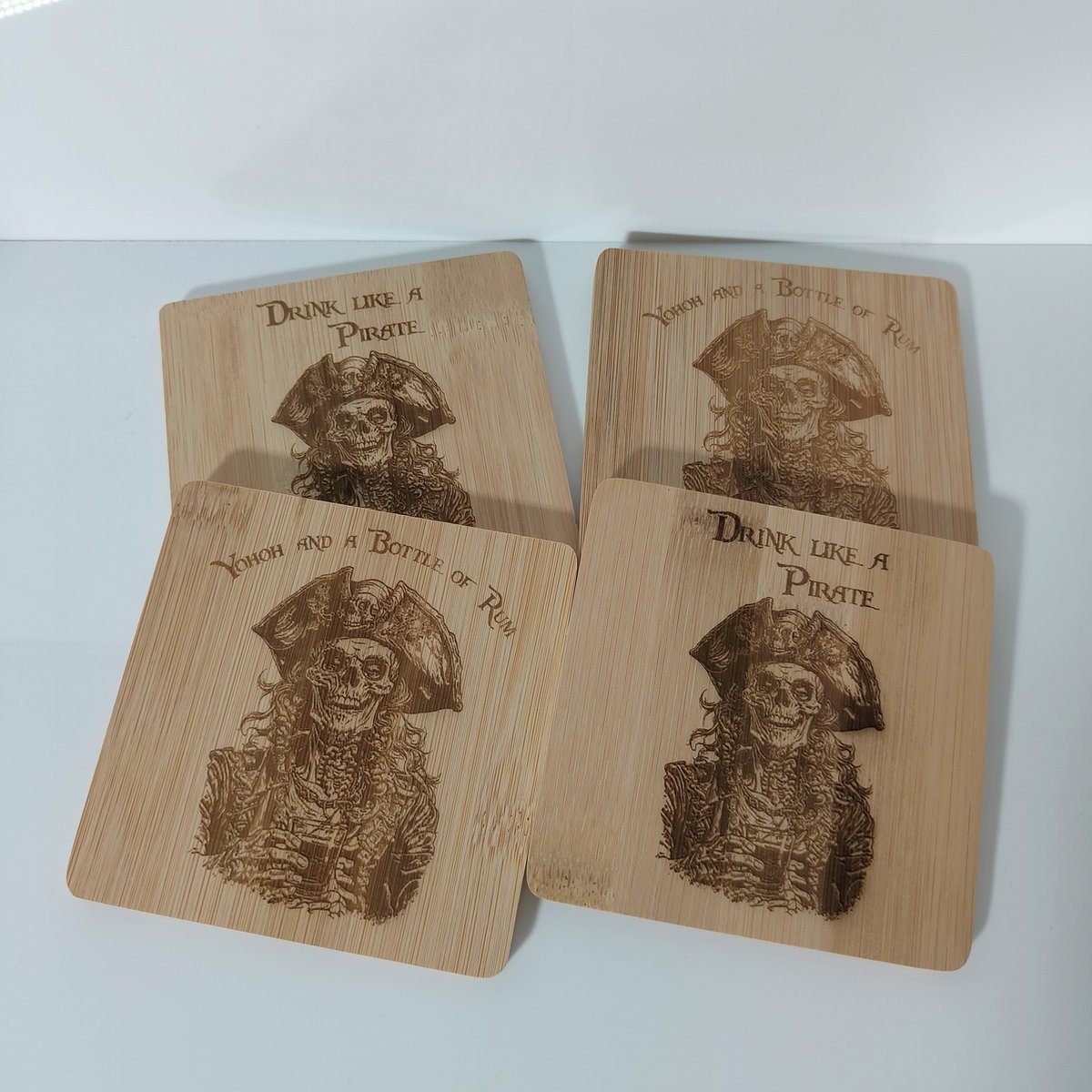 Dronken Piraat skelet set van 4 bamboe onderzetters