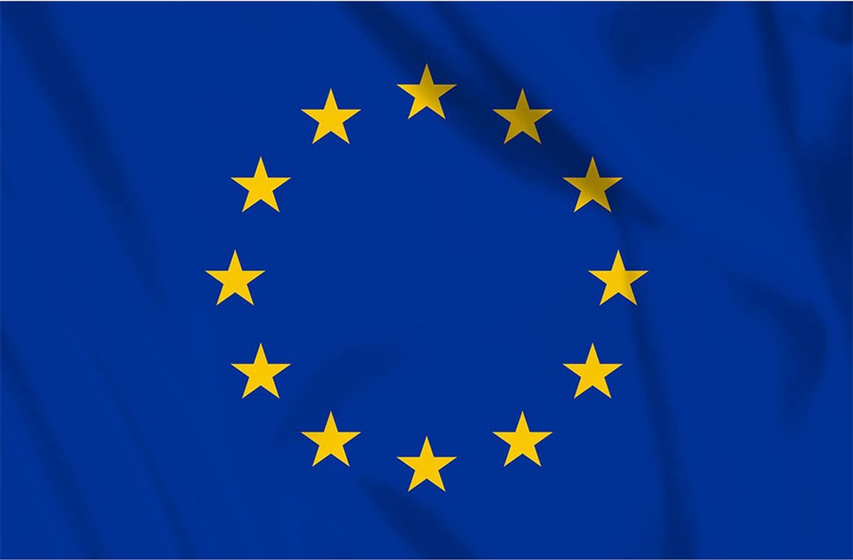 New Age Devi - Originele Europese Vlag - 90x150cm - Sterke Kwaliteit - Incl. Bevestigingsringen - Europe Flag - Originele Kleuren