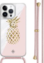 Casimoda® hoesje met rosegoud koord - Geschikt voor iPhone 13 Pro Max - Ananas - Afneembaar koord - TPU/polycarbonaat - Roze