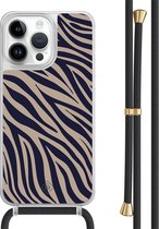 Casimoda® hoesje met zwart koord - Geschikt voor iPhone 13 Pro Max - Chevron Navy - Afneembaar koord - TPU/polycarbonaat - Blauw