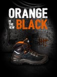 Zwarte Grisport werkschoen met oranje accenten en tekst 'Orange is the new black'.