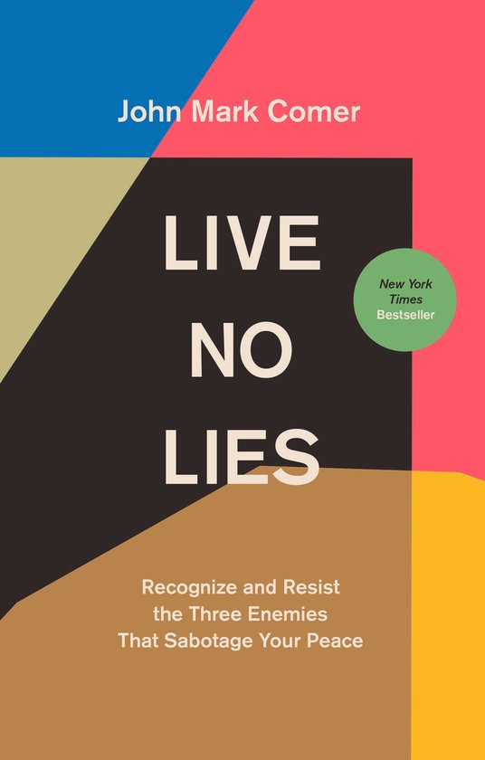 Boekcover met de titel "Live No Lies" in grote witte letters op een donkere achtergrond. "John Mark Comer" staat bovenaan in blauw. De tekst "New York Times Bestseller" staat in een groen cirkelvormig icoontje. Geometrische patronen in roze, geel en olijfgroen bedekken de achtergrond.