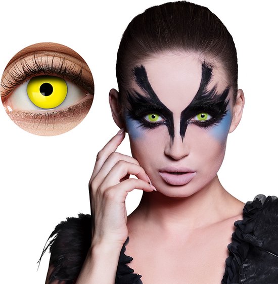 Vrouw met gele contactlenzen en vogelachtige oogmake-up. Inzet toont oog met gele lens.