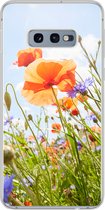 Geschikt voor Samsung Galaxy S10e hoesje - Bloemen - Klaproos - Lente - Natuur - Rood - Blauw - Siliconen Telefoonhoesje