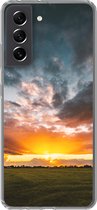 Geschikt voor Samsung Galaxy S21 FE hoesje - Zonsondergang boven een weiland in Nederland - Siliconen Telefoonhoesje